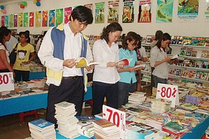 Book readers at a book fair (Photo: SGGP)