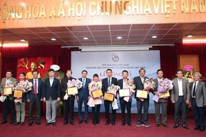 Representatives of scientific researchers, teams, and individuals received the certificate of honor in the event to announced the top 10 scientific-technological events in Vietnam