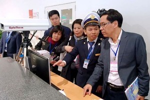 A delegation from the Ministry of Health inspects nCoV prevention operations in Noi Bai Airport on November 21 (Photo: SGGP)