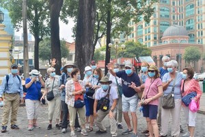 100,000 medical facemasks to be given gratis to tourists in HCMC ( Photo: SGGP)