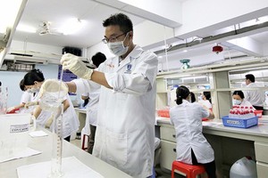 Nguyen Tat Thanh University is creating instant hand sanitizer. (Photo: SGGP)