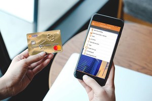 Many banks are offering free service fee for transactions via Mobile banking, Internet banking to encourage e-payment. (Photo: SGGP)