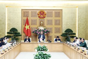 Prime Minister Nguyen Xuan Phuc (standing) chairs the meeting in Hanoi on February 24 (Photo: VNA)