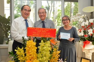 Mr. Nhan congratulates former Director of Tumor Hospital Professor Nguyen Chan Hung (Photo: SGGP)