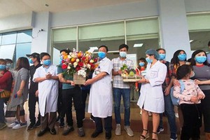 30 Vietnamese citizens coming back from Wuhan City were discharged after 21 days of quarantine. (Photo: SGGP)