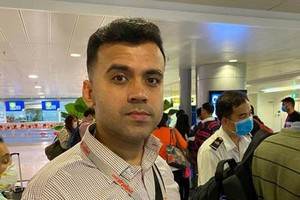 A foreigner has just finished declaring his health status using Viettel’s system. (Photo: SGGP)