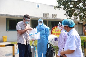 Briton man checks his essential document before leaving the hospital (Photo: SGGP)