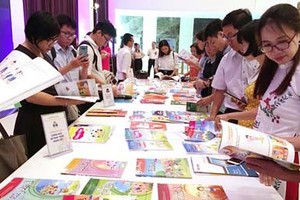 Teachers in HCMC are evaluating new textbook packs. (Photo: SGGP)