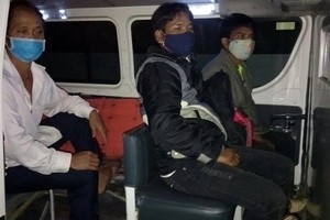 Three men returning from Lao are transported to quarantine areas (Photo: SGGP)
