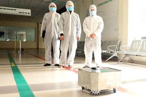 Robot NaRoVid 1 is being piloted in the National Hospital for Tropical Diseases – Kim Chung facility. (Photo: MOST)