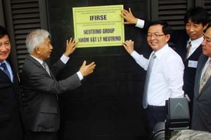 The senior Japanese professors, the leaders in the People’s Committee of Binh Dinh Province, and representatives of IFIRSE in front of the working station of the Neutrino Group in IFIRSE in 2017. (Photo: SGGP)