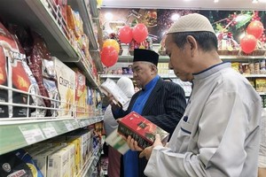 Customers shop at a Halal-certified store in HCM City. VNA/VNS