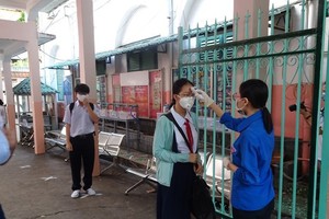 Teachers, schoolers in Hanoi return to classrooms (Photo: SGGP)