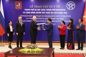 Chairman of the Hanoi People’s Committee Nguyen Duc Chung (fourth, right) presents the medical supplies to Russian Ambassador to Vietnam Konstantin Vnukov on May 12 (Photo: VNA)