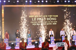 A program to boost domestic travel demand until the end of 2020 is launched by Vietnam Airlines and the Vietnam Tourism Association on May 16. (Photo: Lao Dong)