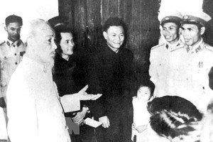 President Ho Chi Minh visits a police unit in Hoan Kiem District, Hanoi on the first day of Lunar New Year in 1963. VNA/VNS File Photo