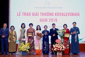 Kovalevskaia Awards 2019 were given to one excellent team and one outstanding individual. (Photo: dangcongsan.vn)