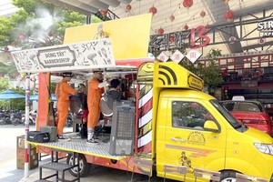 A barbershops in a pickup truck (Photo: SGGP)