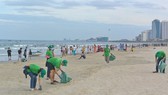 Young people pick up litter on beach to protect environment (Photo: SGGP)
