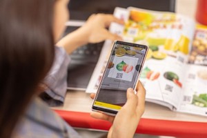 A shopper scans QR codes to shop online (Photo: vinid.net)