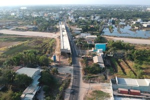 The National Highway No. 50 expansion project through Binh Chanh District is one of the city's major project (Photo: SGGP)