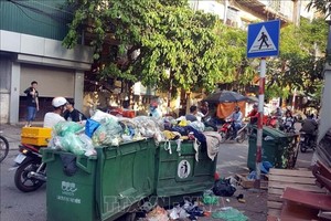 Waste on Dong Tac Street in Hanoi's Dong Da District. — VNA/VNS Photo Danh Lam