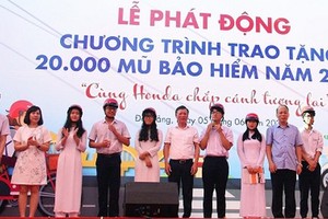 At the helmet-handover ceremony (Photo: SGGP)