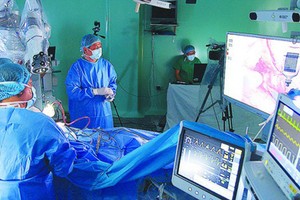 Doctors are using robots to perform a brain operation at 115 People’s Hospital. (Photo: SGGP)