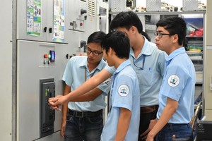 Students of HCMC University of Technology and Education are practicing (Photo: SGGP)