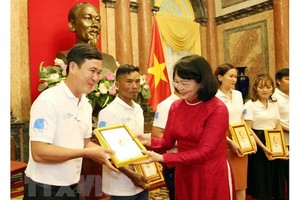 Vice President Dang Thi Ngoc Thinh meets outstanding young families (Photo: VNA)