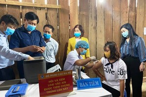 Deputy Health Minister Do Xuan Tuyen examines a vaccination center (Photo: SGGP)