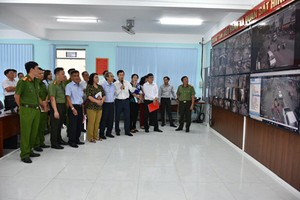 District leaders of District 10 paid a visit to the new Operation Center for Public Security. 