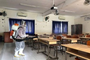 Heads of test venues are asked to work with local medical centers to do the cleaning and disinfection of environmental surfaces in the context of Covid-19 before and after examination days (Photo: SGGP)