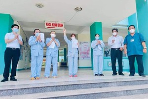 Four Covid-19 patients are discharged from the Da Nang Hospital for Lung Diseases (Photo: SGGP)