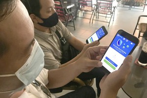Citizens have installed Bluezone in their smartphones. (Photo: SGGP)