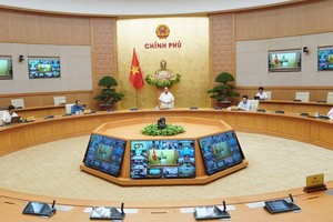 PM Phuc presides the online conference yesterday (Photo: SGG)