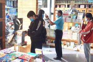 Visitors to a bookstore (Photo: SGGP)