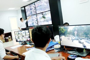 The technical team is handling information sent from smart cameras in District 1. (Photo: SGGP)