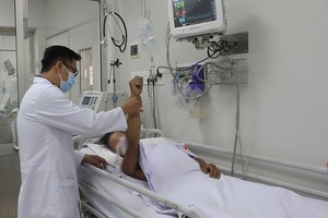 The man can do what doctors ask now (Photo: SGGP)