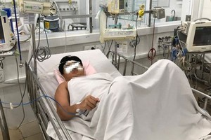 A 12-year-old child in HCMC was hospitalized when his blood pressure dropped to dangerous levels (Photo: SGGP)