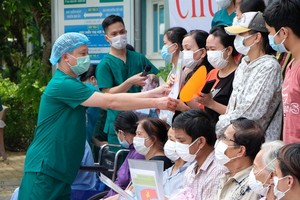 Patients are released from Hoa Vang medical center in Da Nang on Wednesday after recovering from COVID-19. VNA/VNS Photo