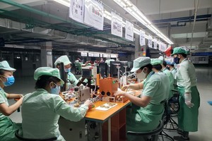 Workers in a firm in an industrial park  (Photo: SGGP)