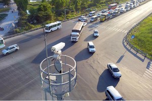 The traffic camera system to regulate traffic volume at one intersection in Binh Chanh District. (Photo: SGGP)