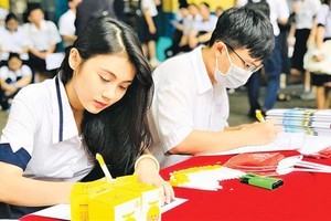 Candidates registered for HCMC University of Economics and Finance using their academic report. (Photo: SGGP)