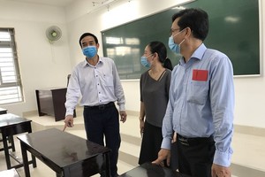 Inspectors visit Nguyen Van Thoai School to check preparation works for the new school year  (Photo: SGGP) 