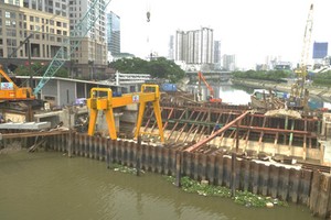  The project to prevent urban flooding due to climate change is under construction on Ben Nghe Canal. (Photo: SGGP)