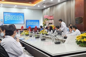 Cho Ray health workers are providing consultation to their peers in Con Dao island in Ba Ria- Vung Tau Province (Photo: SGGP)