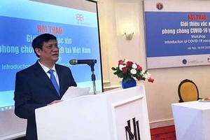 Acting Health Minister Nguyen Thanh Long  speaks at the seminar (Photo: SGGP)