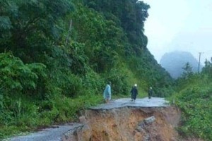Serious landslide in a road in the central region (Photo: SGGP)