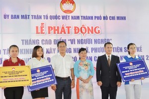 Poor students receive scholarships  at the ceremony (Photo: SGGP)